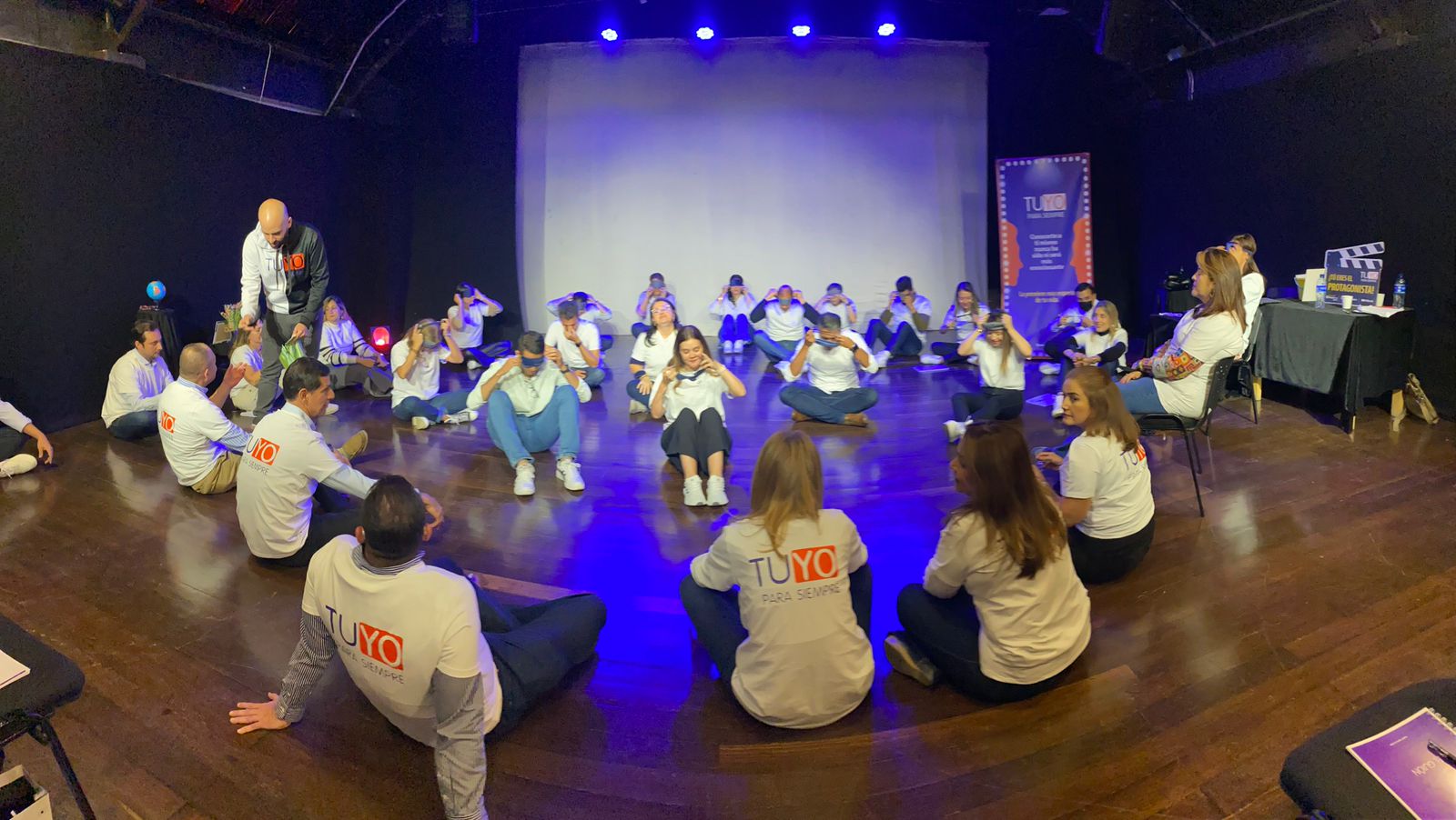 Equipo en una experiencia grupal de ZĒNS, conectado en círculo