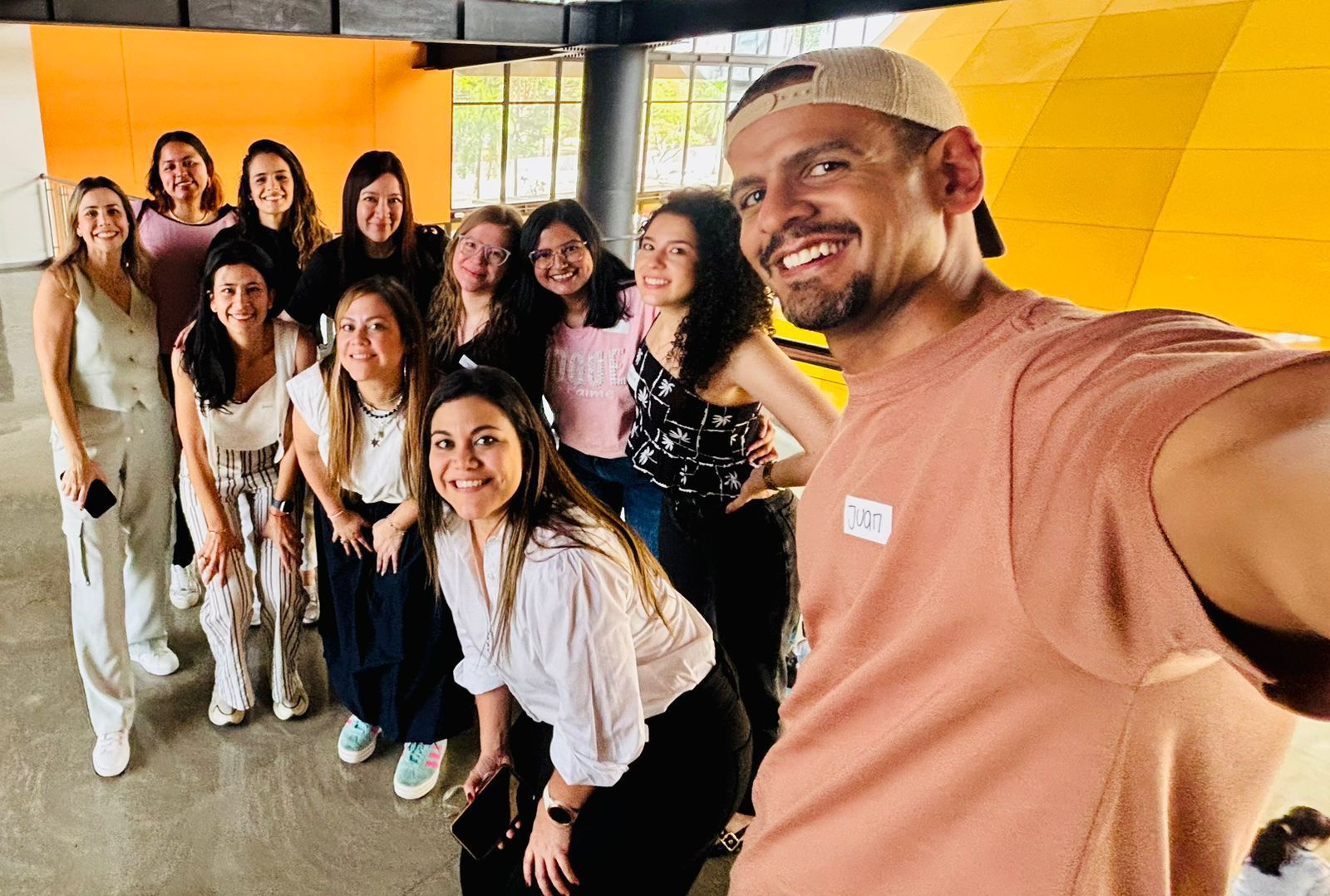 Equipo de ZĒNS en una experiencia de transformación